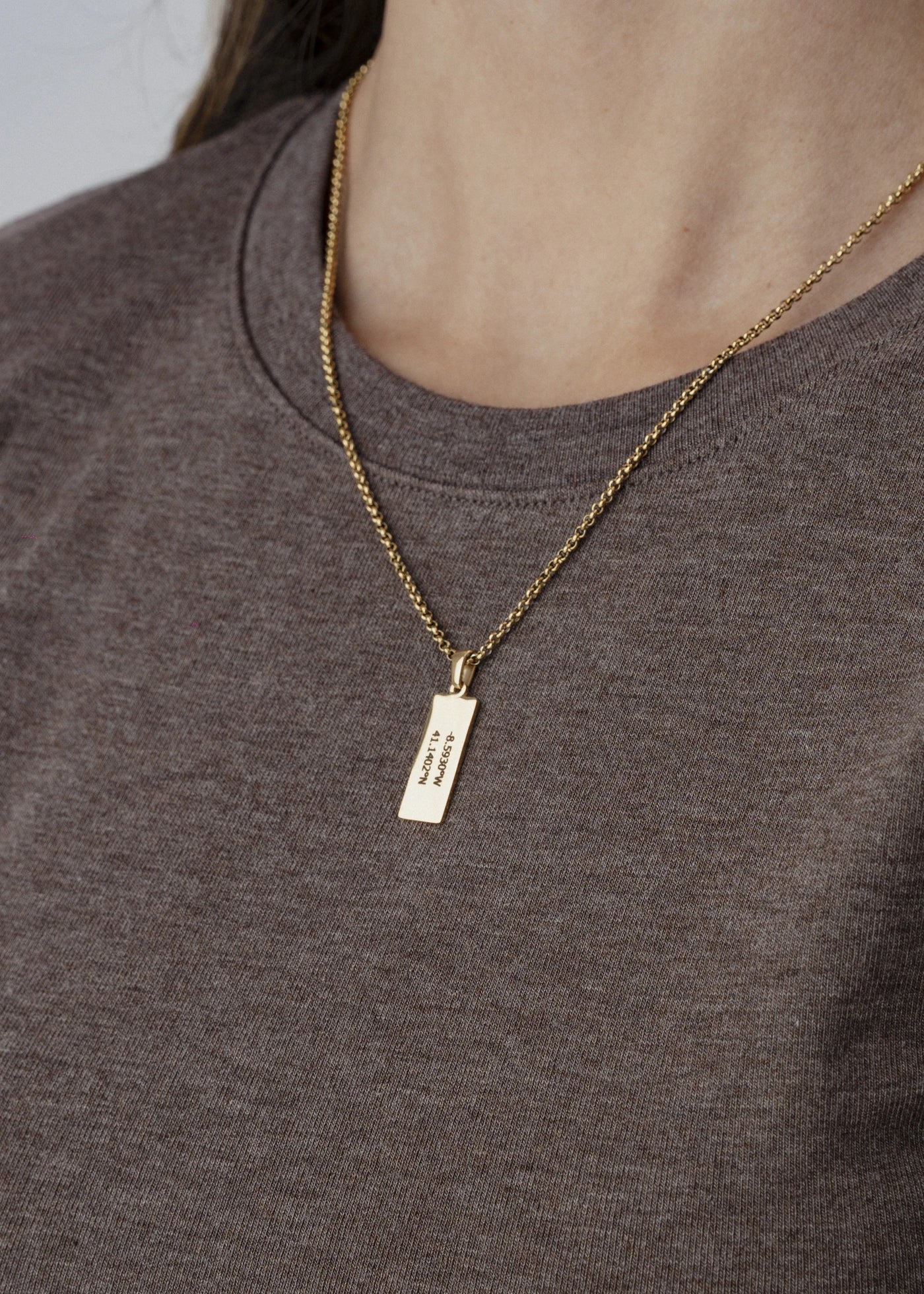 Colar com Pendente Retangular - Gravação Inicial/Coordenadas